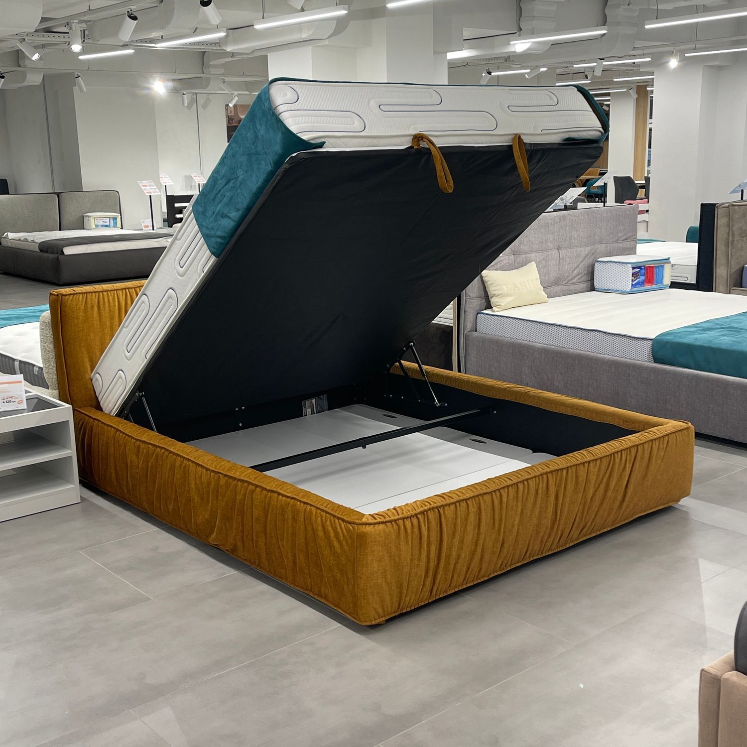 Ліжко Тоскана Small / 160х200 жовте з вітрини