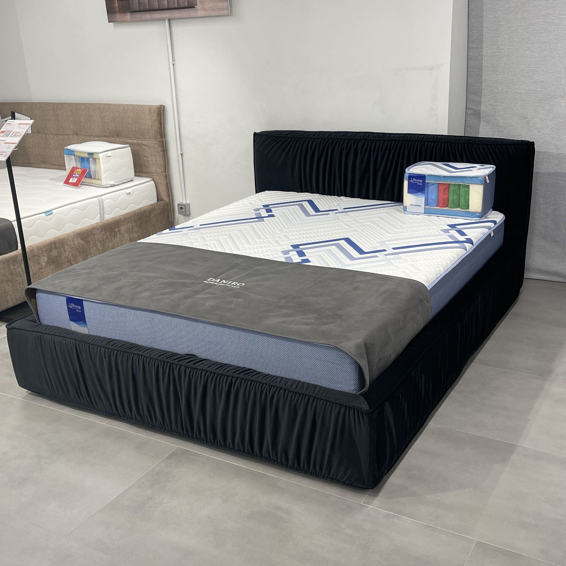 Ліжко Тоскана Small / 160х200 чорне з вітрини